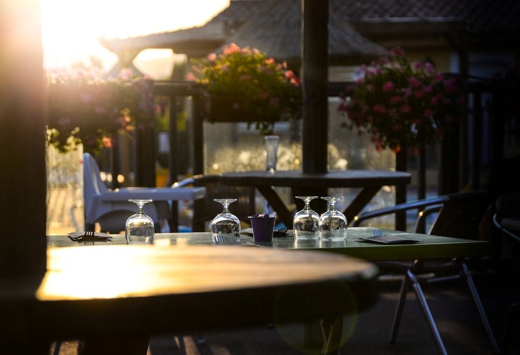 La terrasse au coucher du soleil, les verres sur la table
