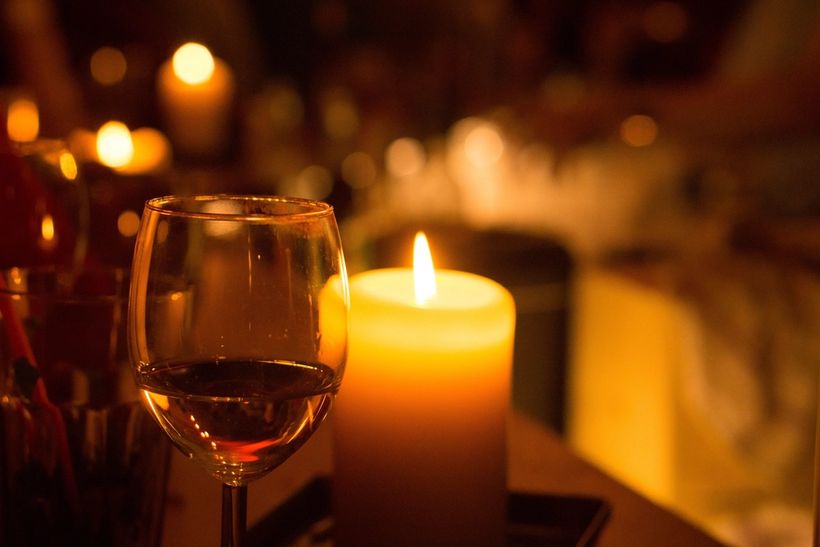 Un verre de vin à la lueur d'une bougie