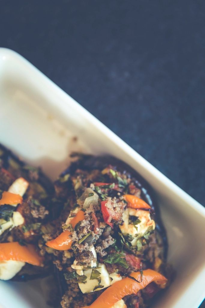 Une assiette dressée, sur fond sombre